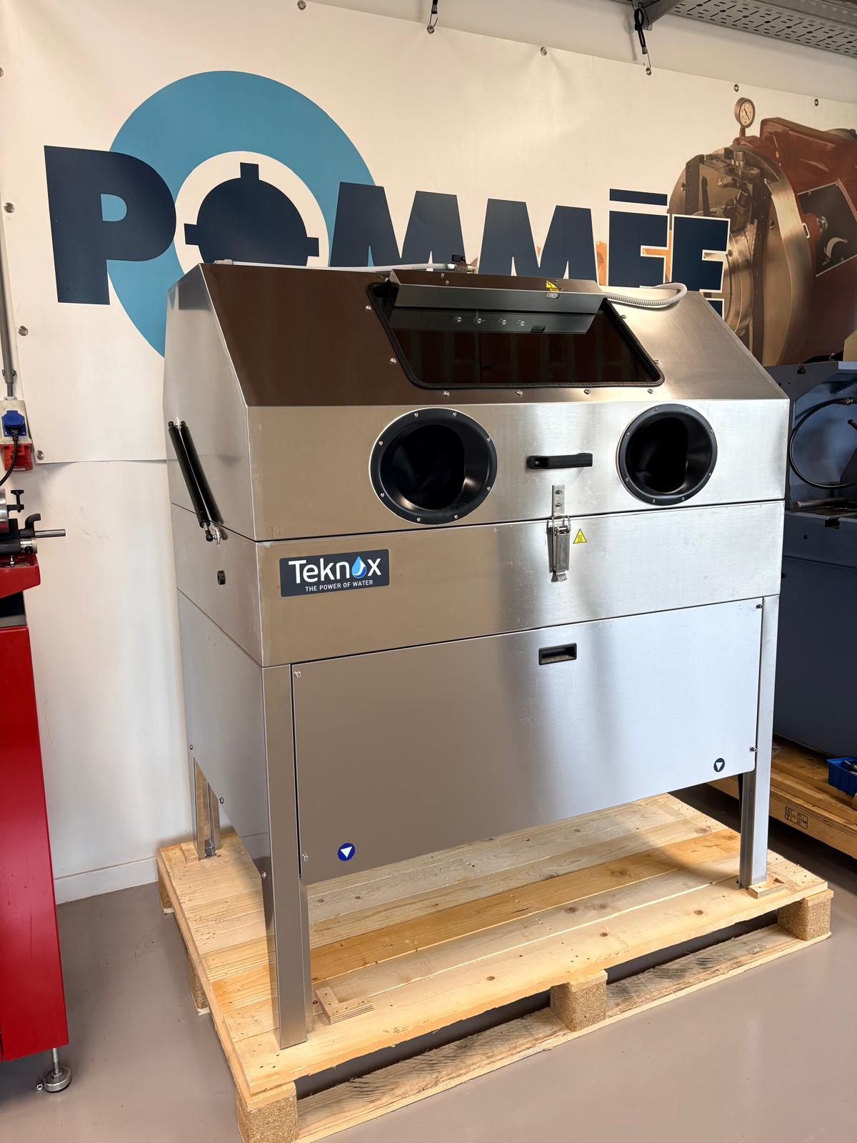 TEKNOX LAVAPEN X Manual high-pressure 80 BAR metal washer with hot liquid in closed cabin