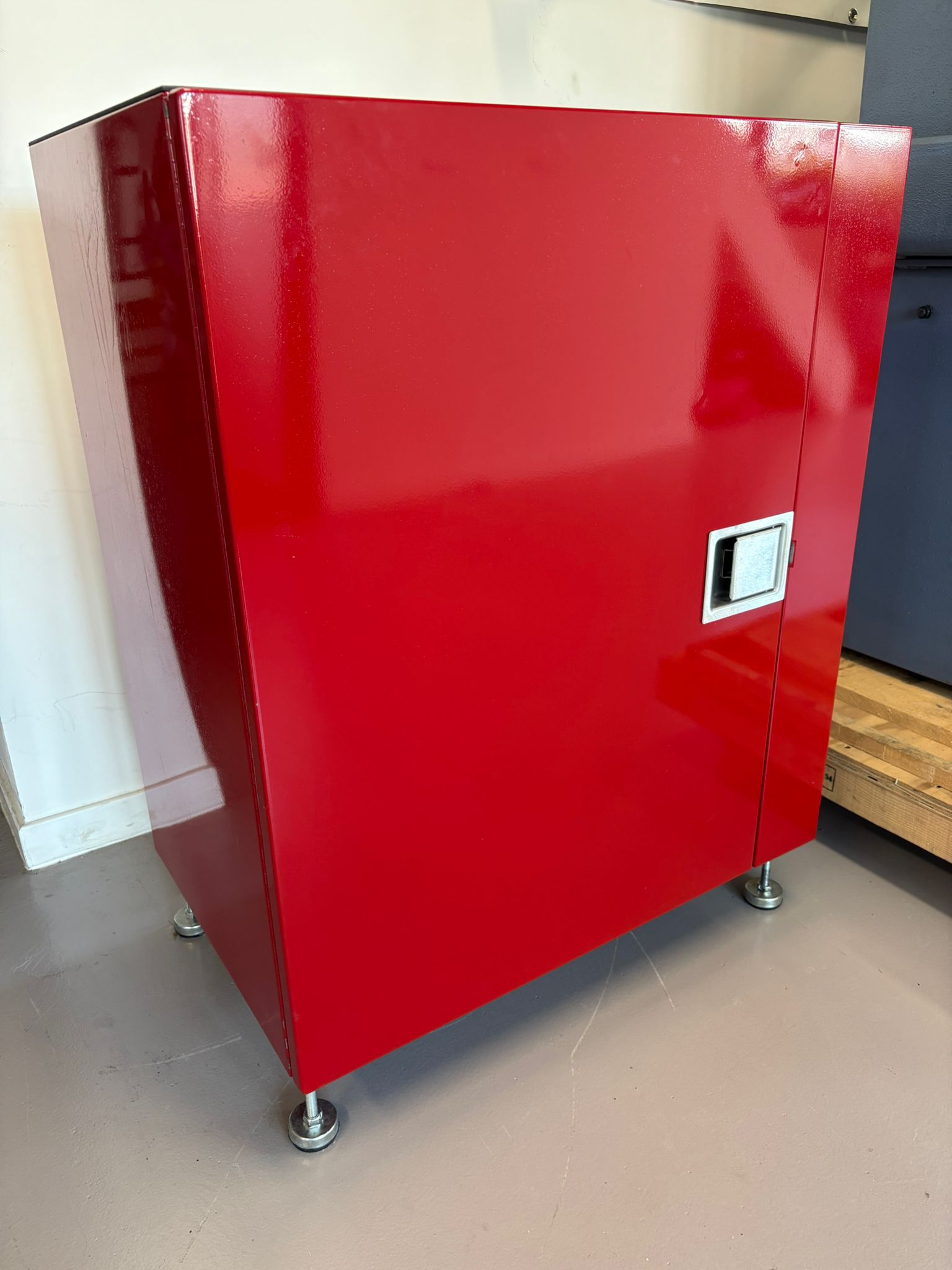 KWIK-WAY cabinet in red color for SVSII Valve Re-facer