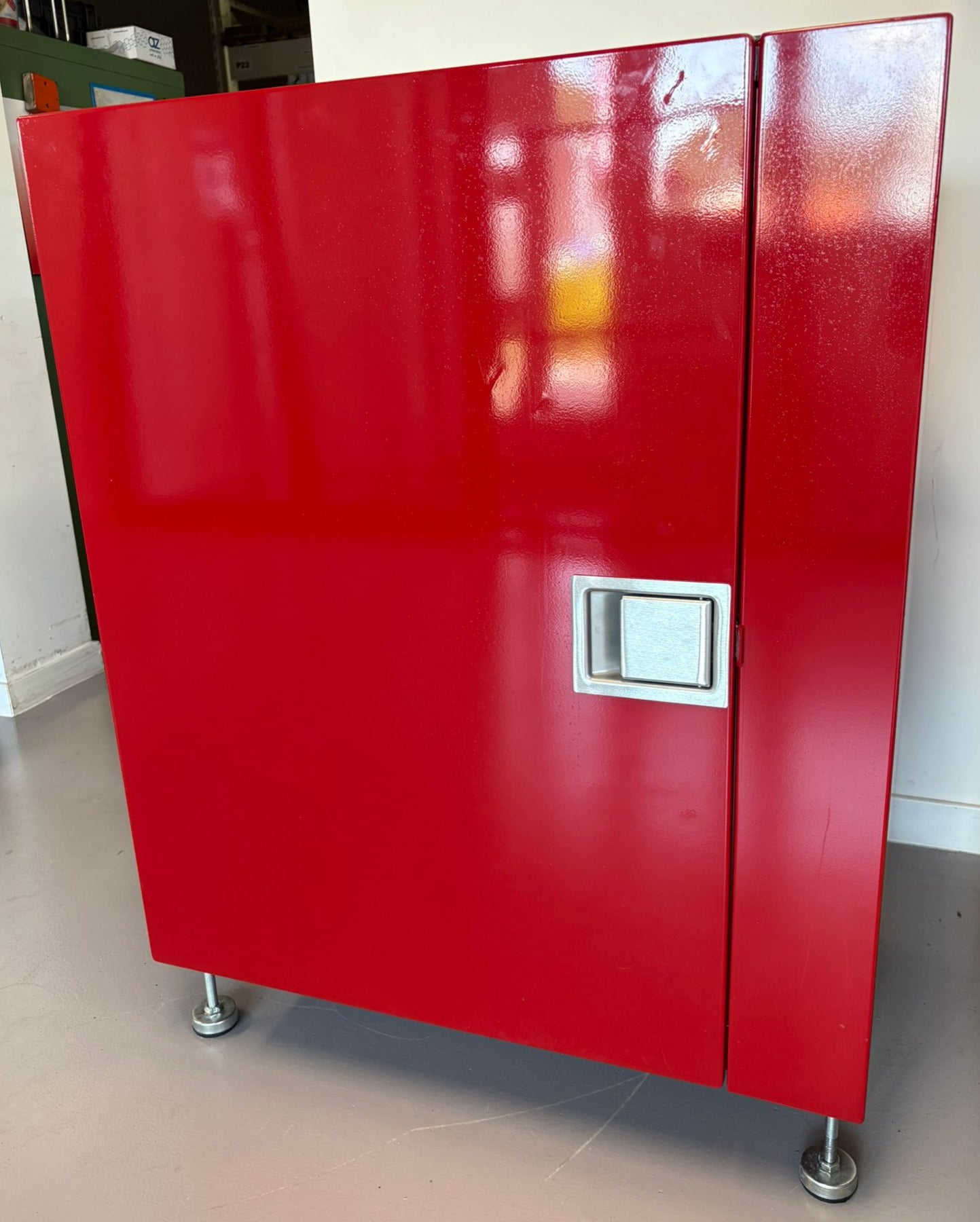 KWIK-WAY cabinet in red color for SVSII Valve Re-facer